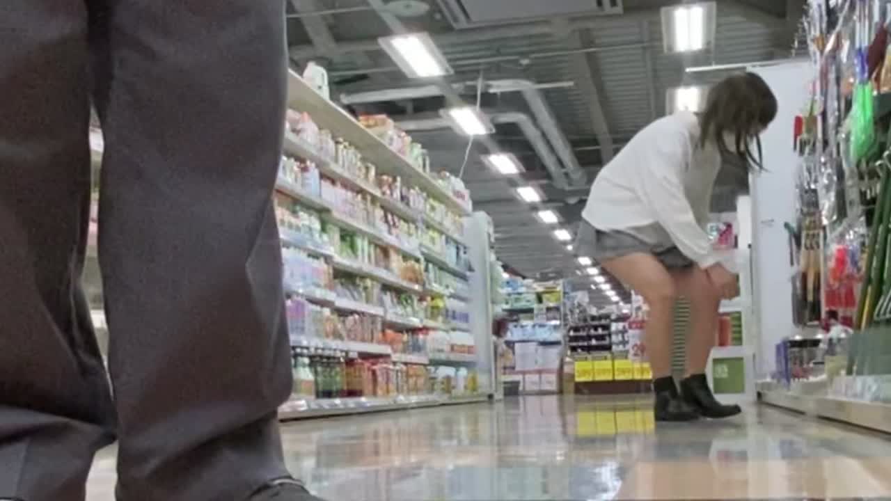 【女装露出】スーパーで露出、おちんぽ丸出しでエスカレーター乗っちゃった